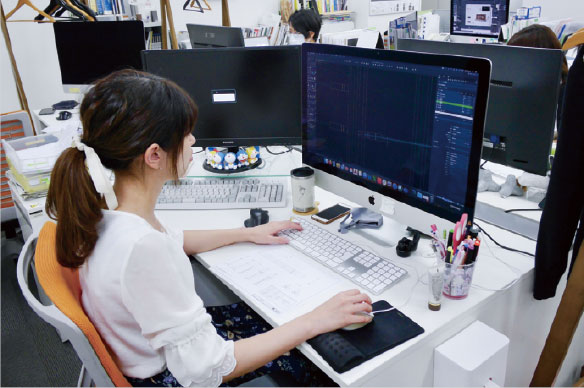 設計担当が図面を作成している様子